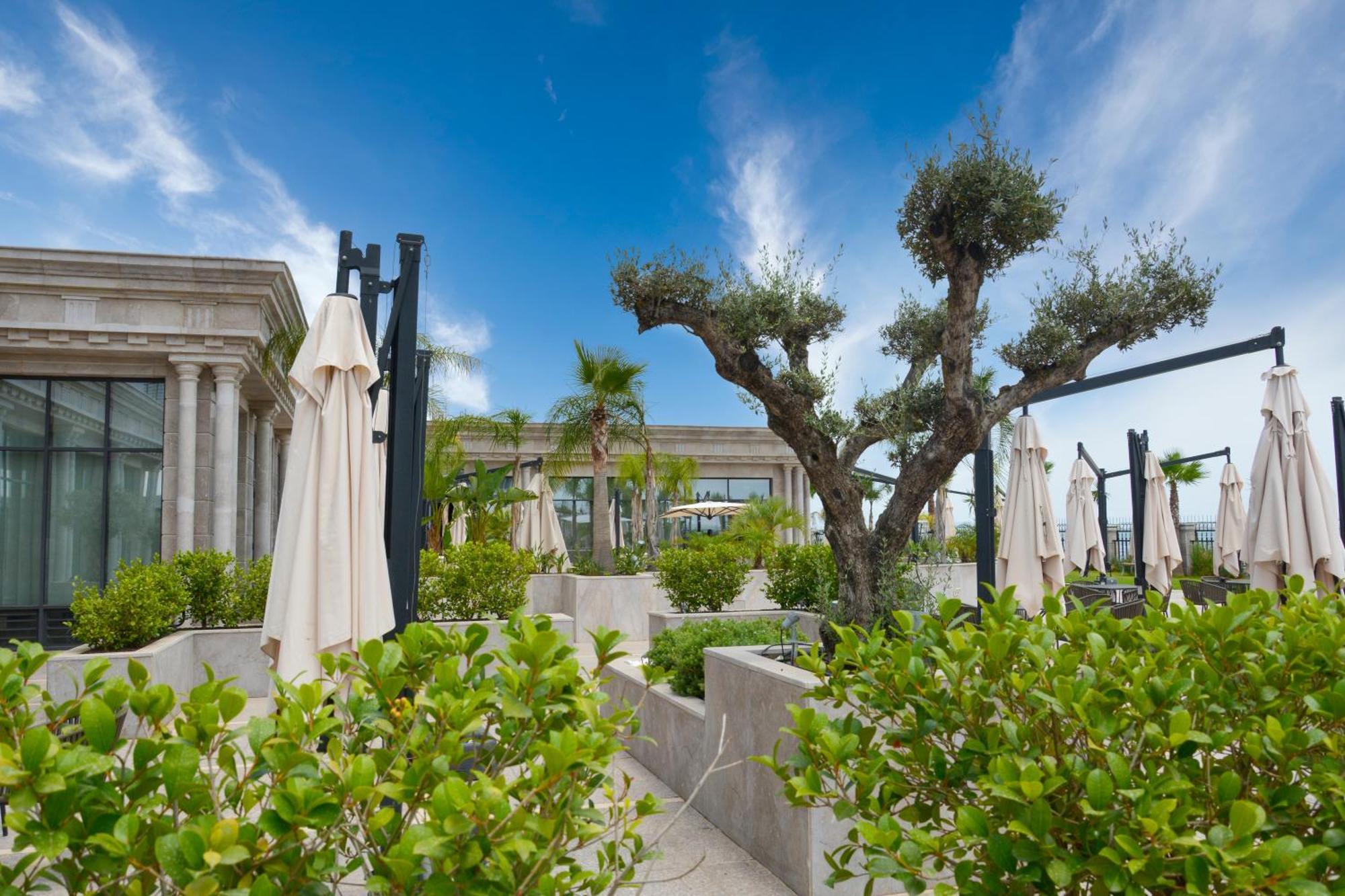 Moevenpick Hotel Du Lac Tunis Tunes Exterior foto The hotel's rooftop